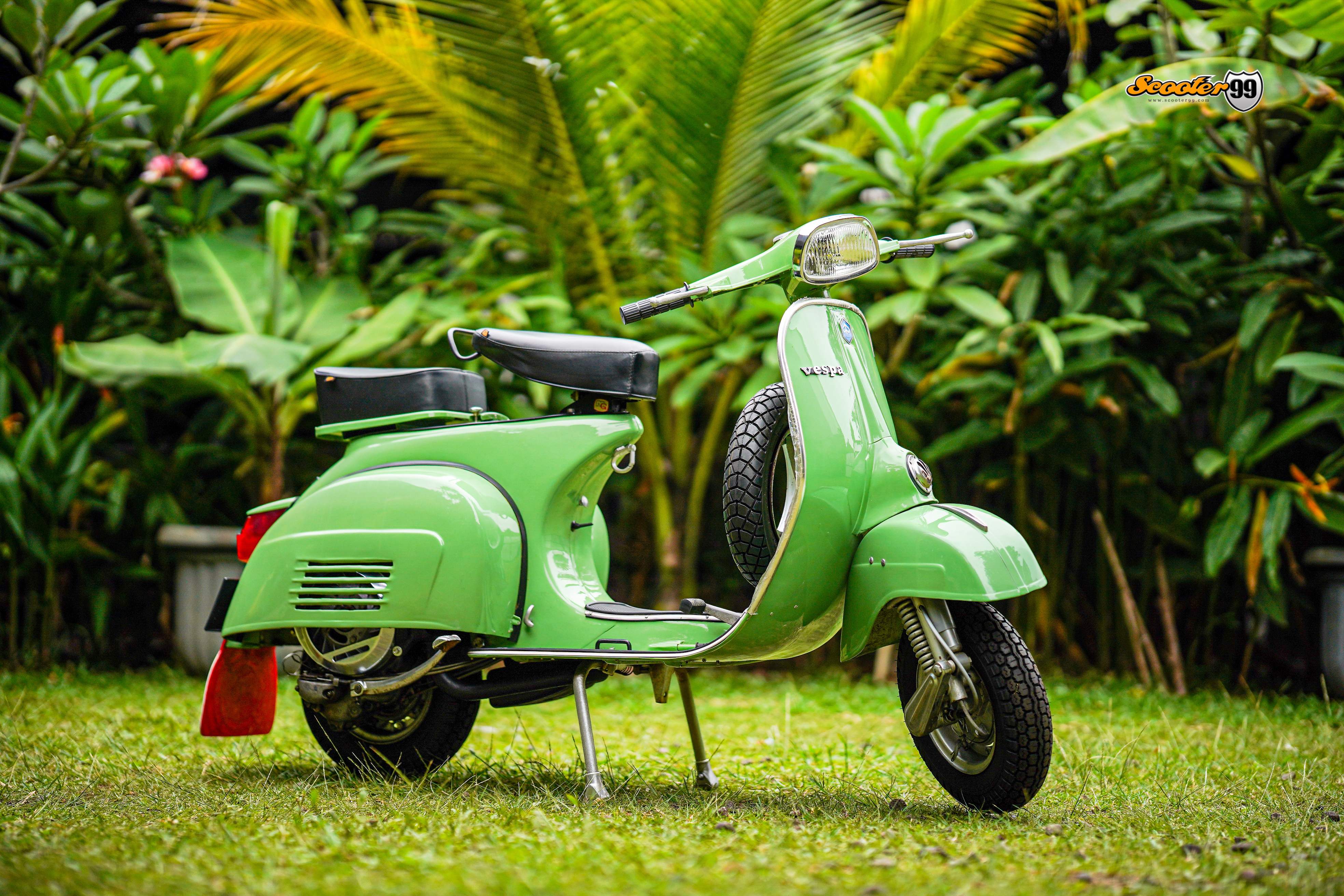 Vespa Super 150 Classic Green – pastel green finish close-up